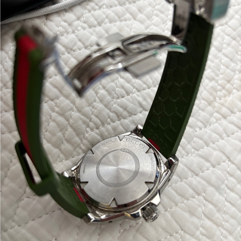 Gucci Dive Watch with Black Dial and Green-Red Strap - Picture 8 of 10